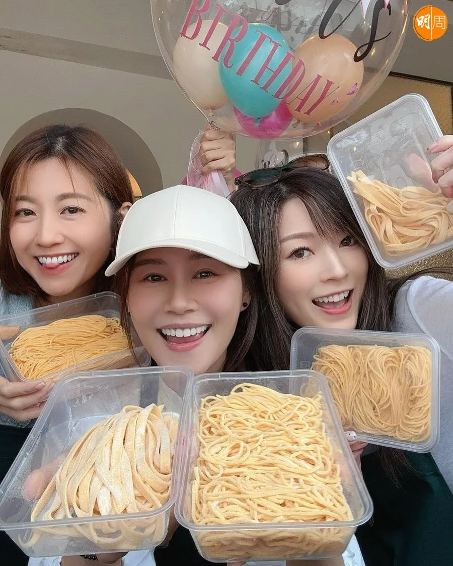 各自曬手工意粉。