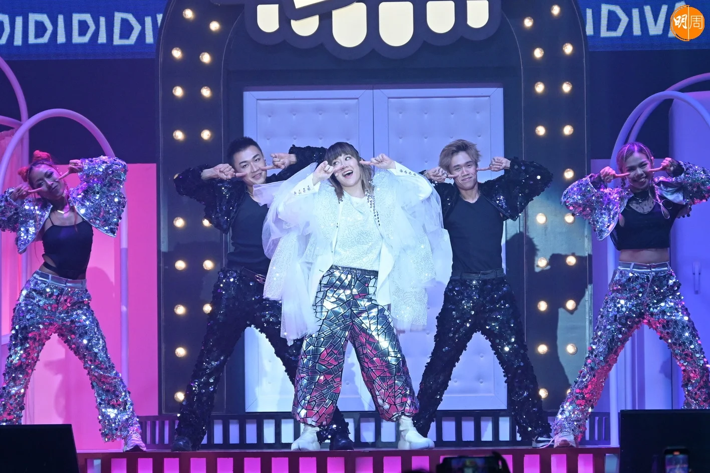 阿正在麥花臣場館開騷,甫開場與舞蹈員勁歌熱舞。