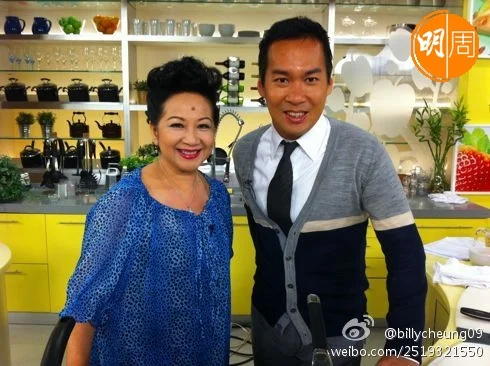 張本立和薛家燕做烹飪節目。