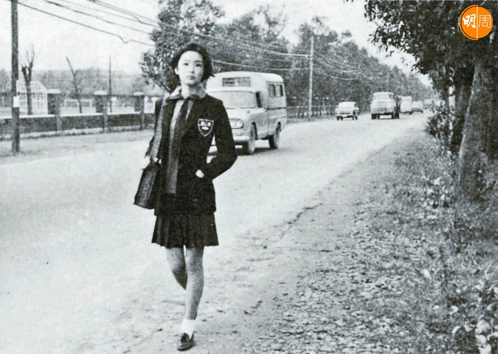 《窗外》是瓊瑤首部長篇愛情小說,而林青霞當電影的女主角