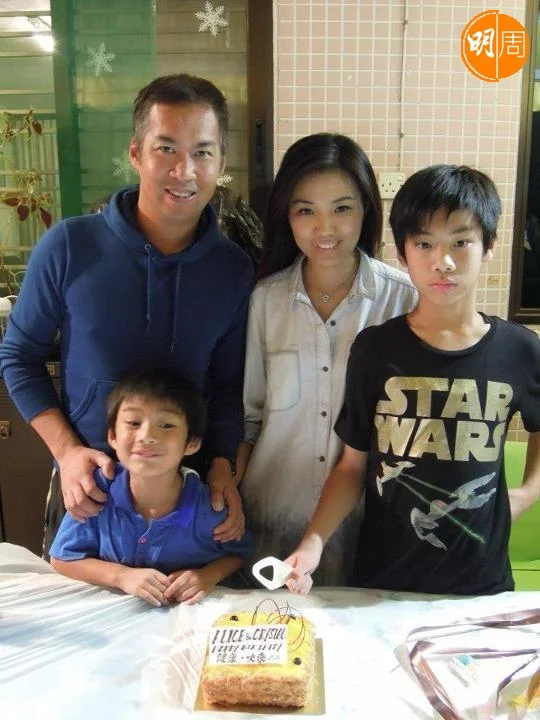 張本立和從事時裝業的太太結婚廿幾年,育有兩個兒子。