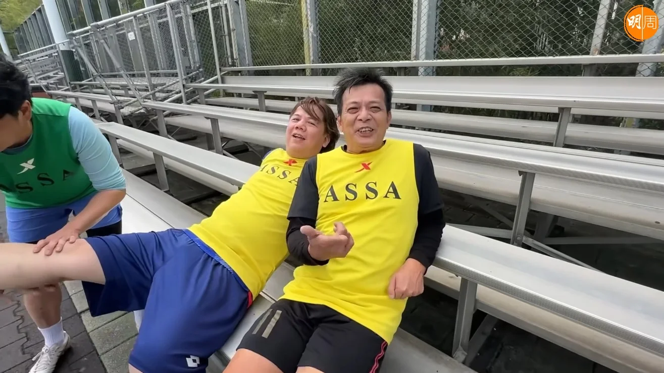 伍仲衡抽筋要隊友幫他按摩,華哥都忍唔住入鏡取笑他。