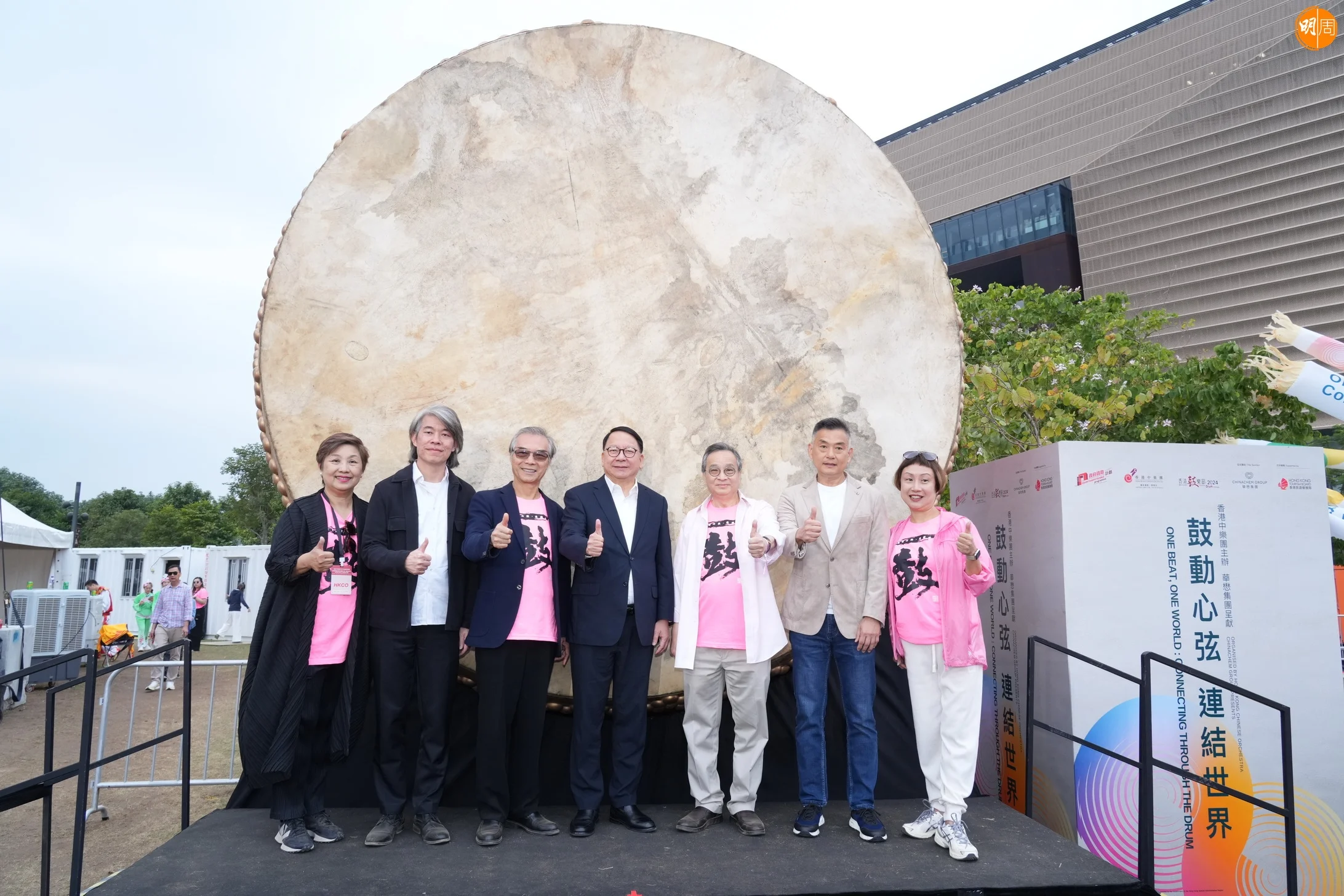 (左起)香港中樂團行政總監錢敏華、助理藝術總監兼常任指揮周𤋮杰、藝術總監兼終身指揮閻惠昌、政務司司長陳國基、香港中樂團理事會主席賴顯榮律師、華懋集團執行董事兼行政總裁張利民及企業體驗總監鍾慧敏。