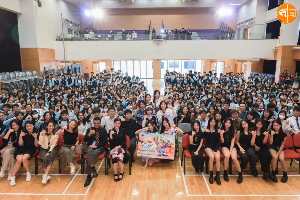 Lolly Talk和主持叱咤903 DJ Elsie與香港浸會大學附屬學校王錦輝中小學三百 位師生大合照。