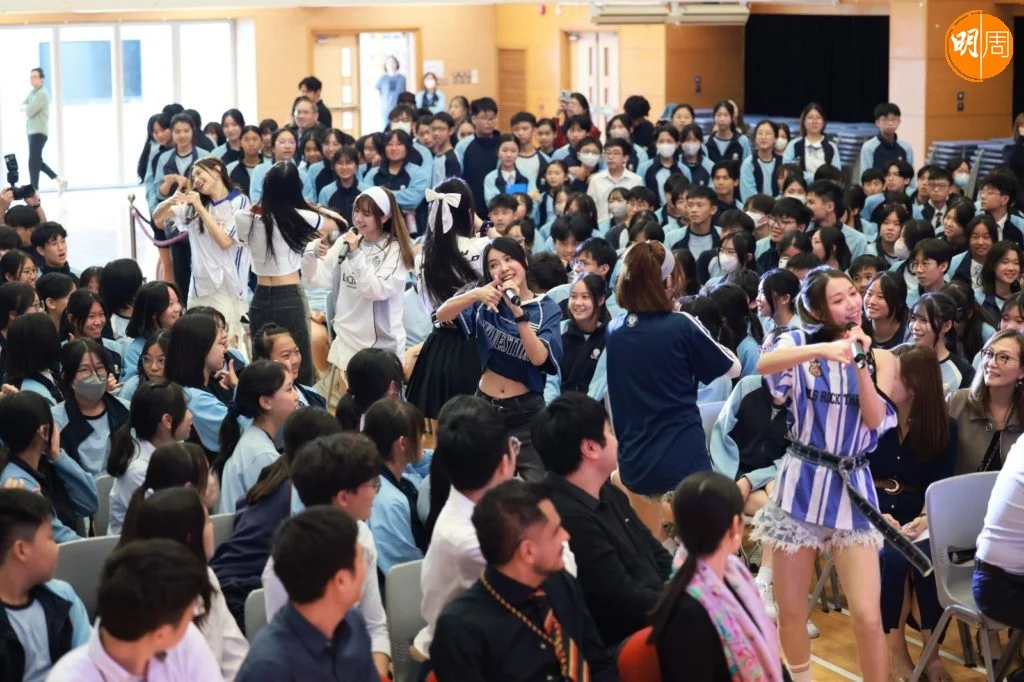 Lolly Talk於演唱《六度相隔理論》跟學生近距離互動,掀起全場熾熱氣氛。