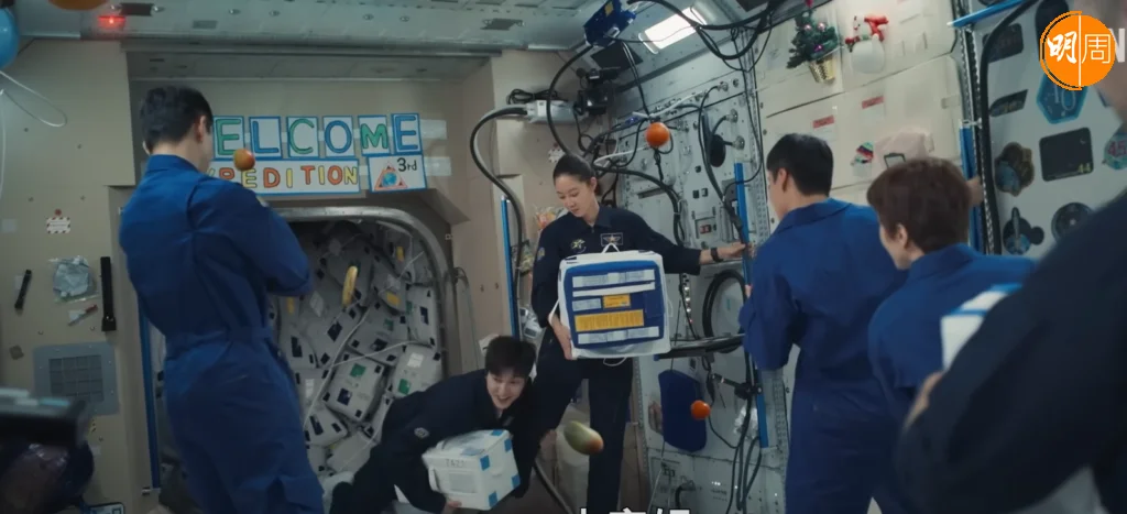 孔龍不適應無重力狀態經常要抱孔孝真飾演的指揮官伊芙大腿