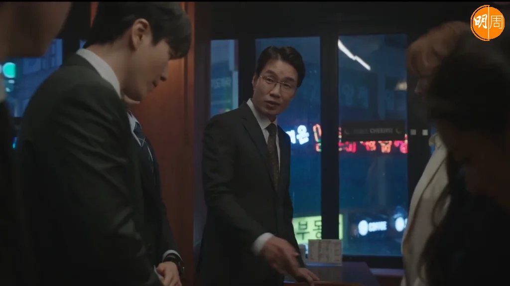 李浚赫在劇中因為申請育兒假令上司針對