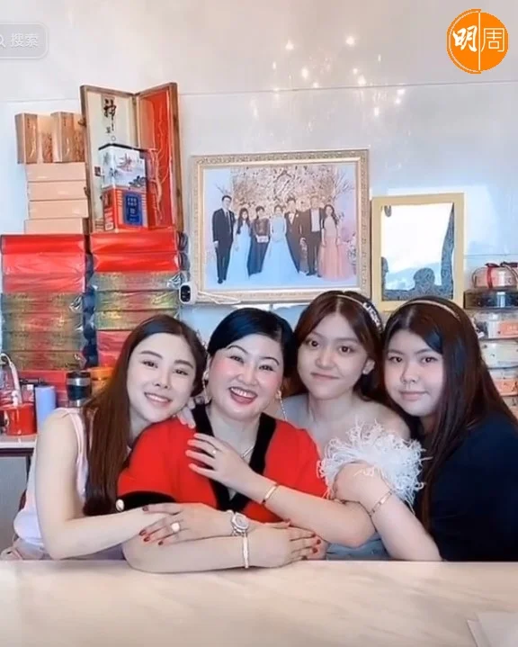 蔡天鳳生前與媽媽及兩個妹妹感情深厚 