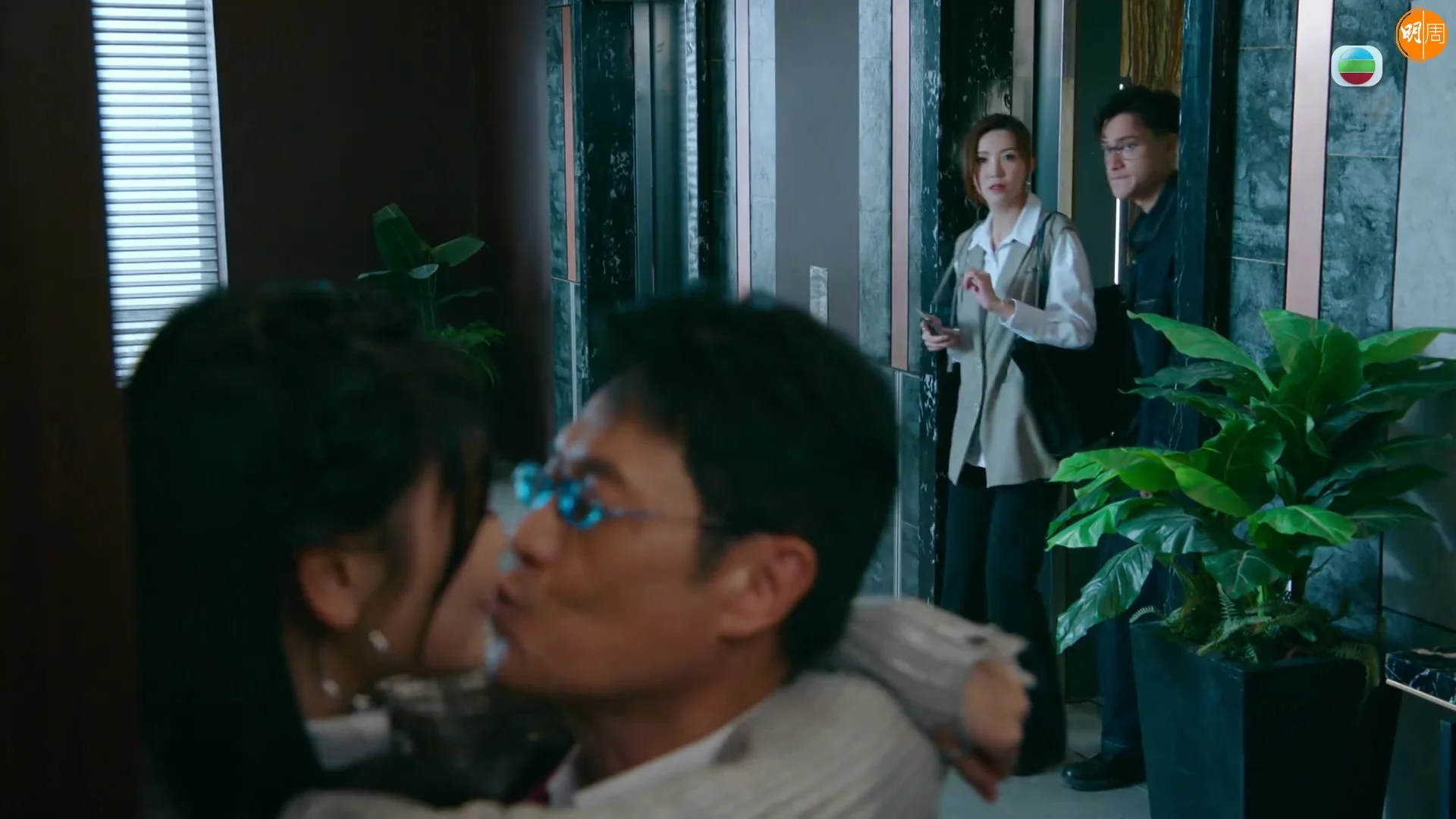 對於呢一幕玩真嘴,兩位演員均獲讚敬業。