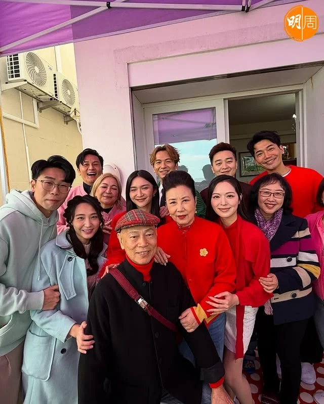 阿姐與家英哥跟一眾後輩團拜。