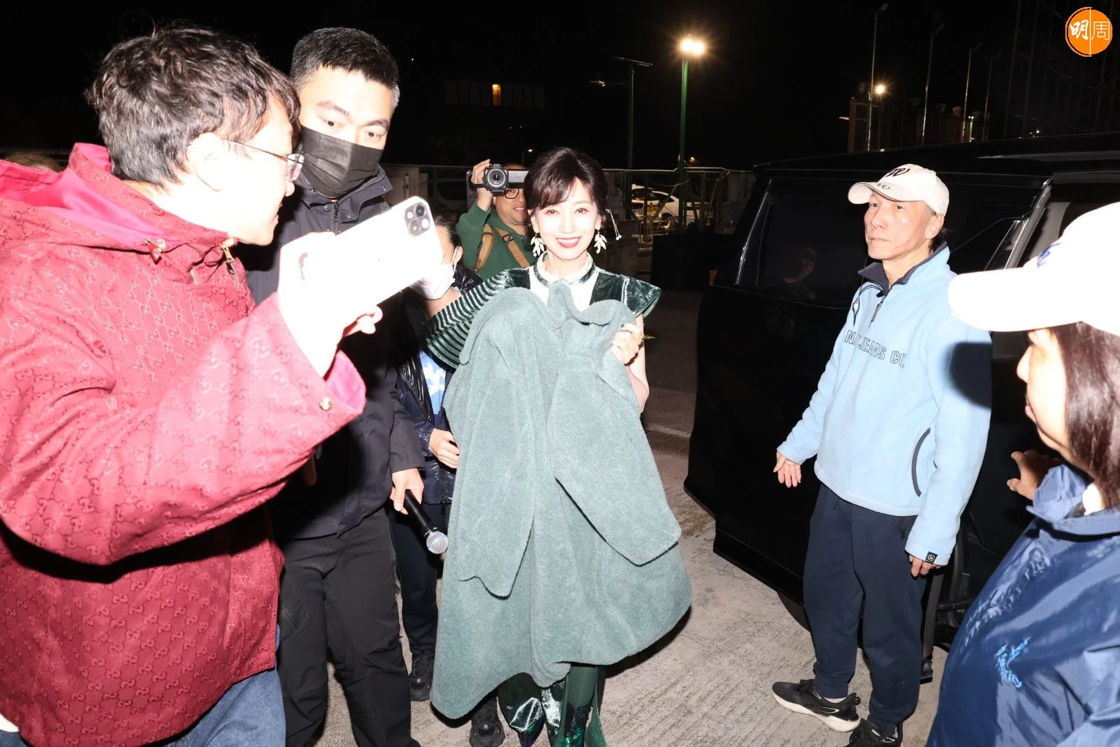 男粉絲想自拍被保鏢拋開,離奇地男粉絲在混亂間失去蹤影。