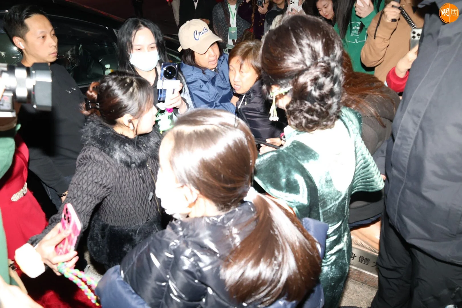 女粉絲被連累撞跌落地後,趙雅芝轉身去關心對方情況。