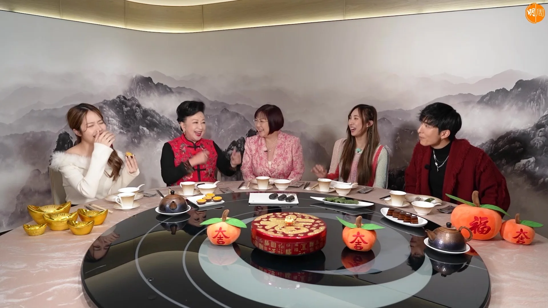 家燕姐一講Yumi細個嘅得意嘢,Yumi個樣即刻勁開心。