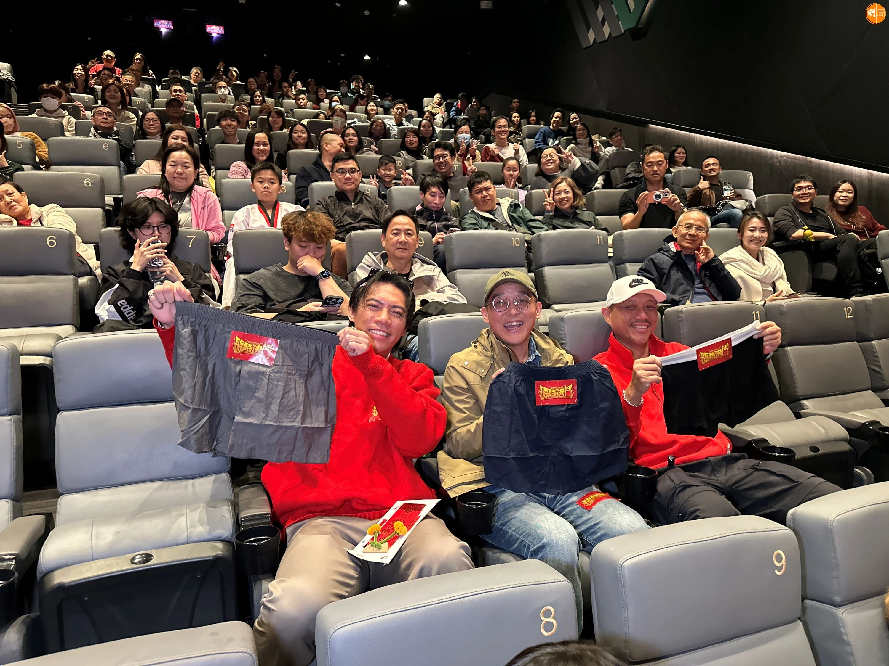 張文傑與導演及喬靖夫展示為胡子彤準備的孖煙囪。