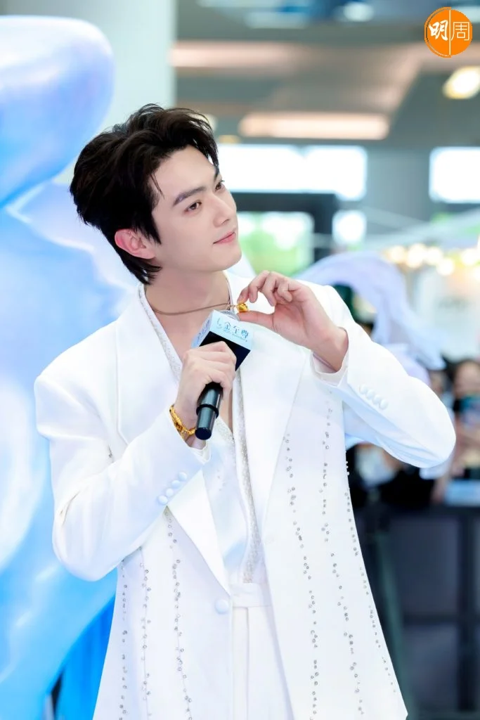 許凱輕輕晃動頸上佩戴的「海之聲」吊墜,發出清脆的聲響,為粉 絲們送上療癒的祝福。