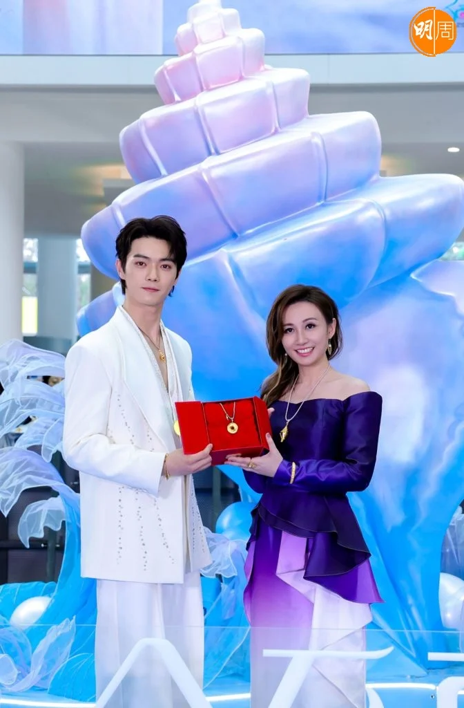 金至尊珠寶執行董事兼營運總裁張雅玲女士為許凱獻上一份精緻的足金飾 品,寓意平安順遂。