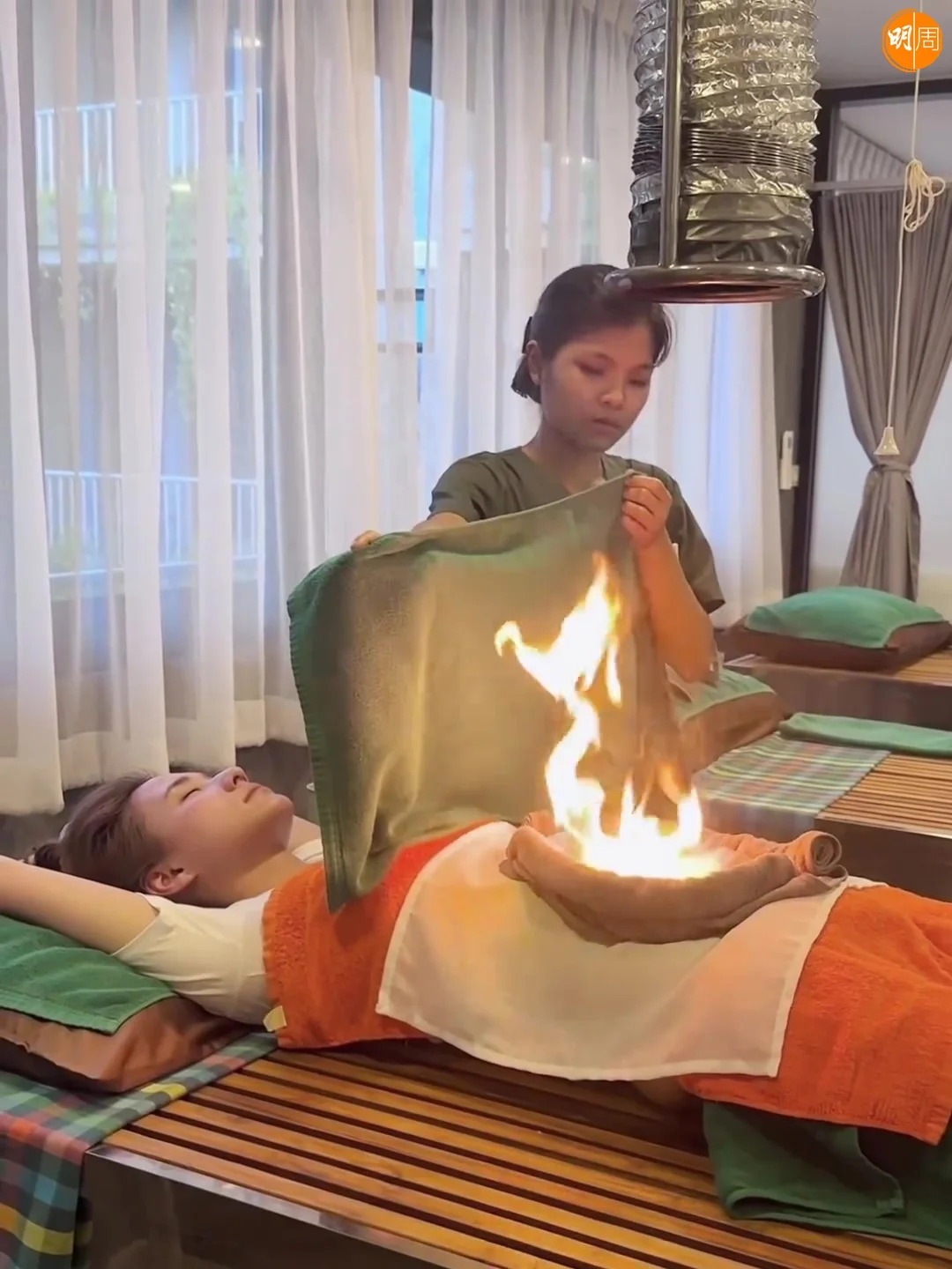 何超蓮被火烤。