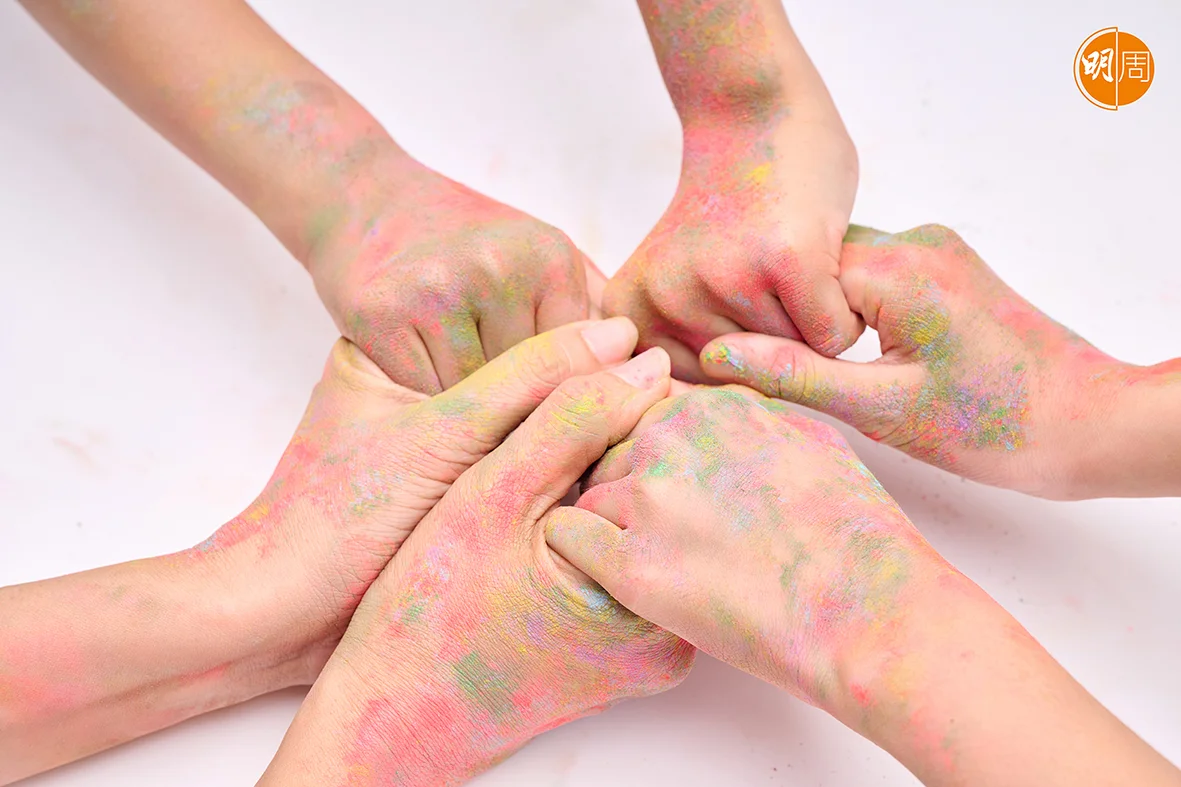 兩個愛女分別現年十歲的長女陳芊彤(Scarlet)和八歲細女陳施辰(Season),阿Nat說她們十分生性。