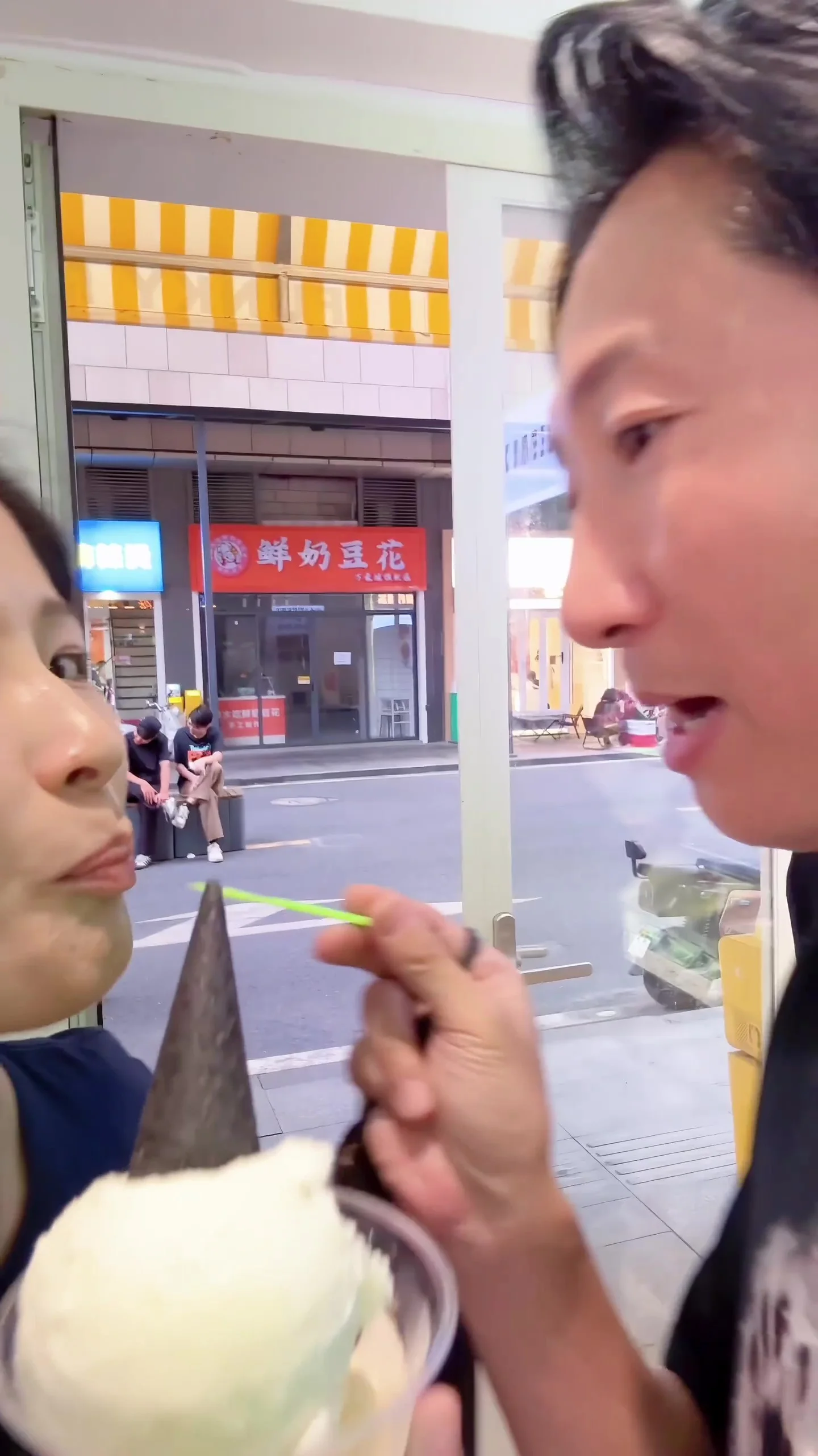 洪天明餵老婆食雪糕。