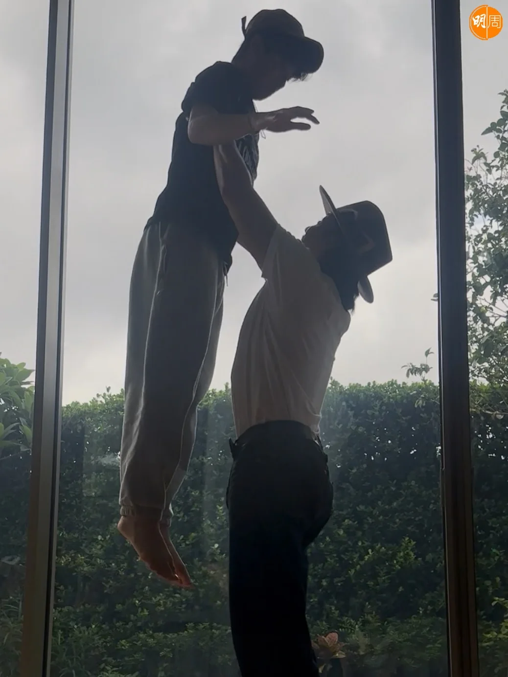 眨吓眼張瞻已長大成人，阿聰仍然捧得起阿仔。