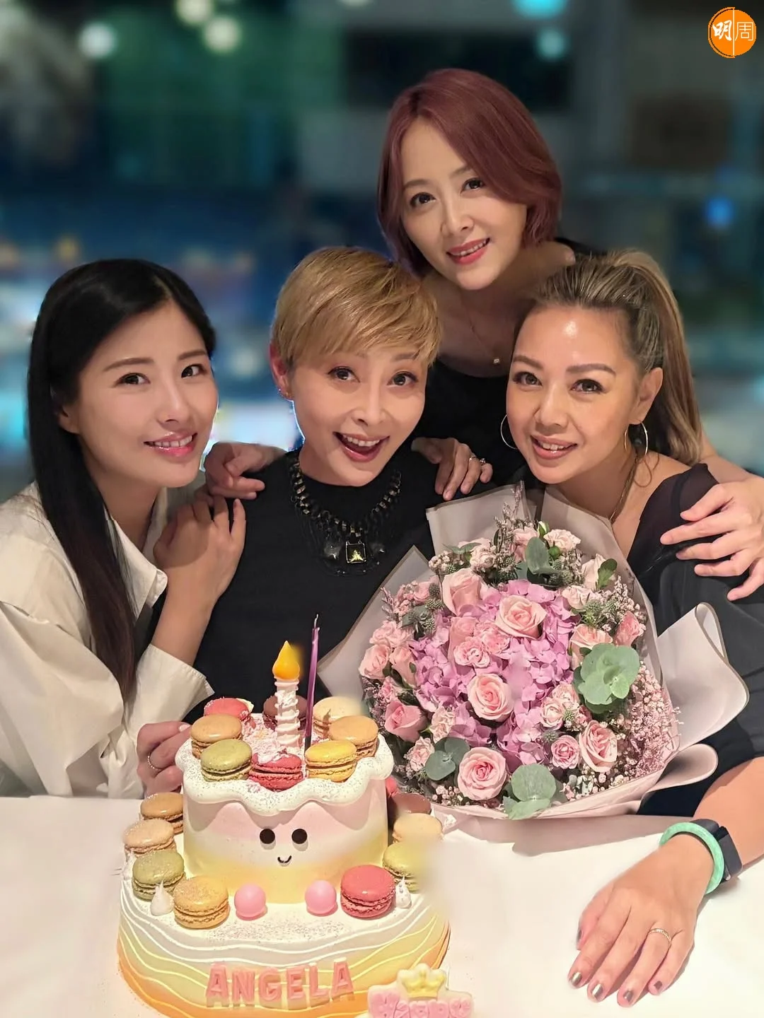 周家蔚、姚樂怡與鍾麗淇為湯盈盈慶祝。