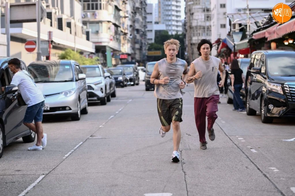 譚耀文戲中陪伴兒子Locker不停跑步練氣。