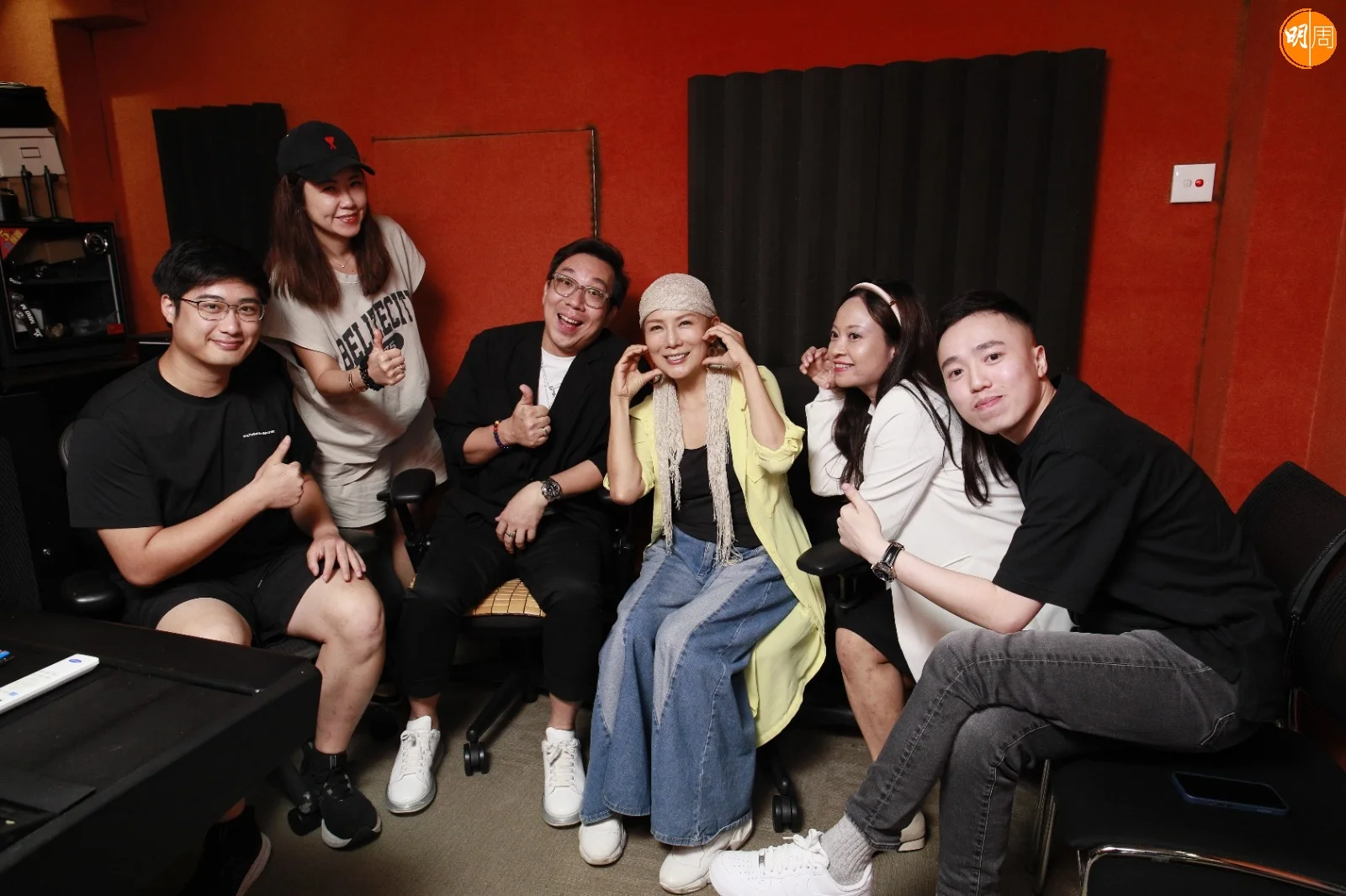 經理人Ceci (左二)與新歌一眾幕後功臣，阿Nat找來馬永齡（Matthew）作曲及監製、黃敬佩（Peggie）塡詞、張浩霖（Cory）編曲及監製、還有擔任Engineer的Anson。