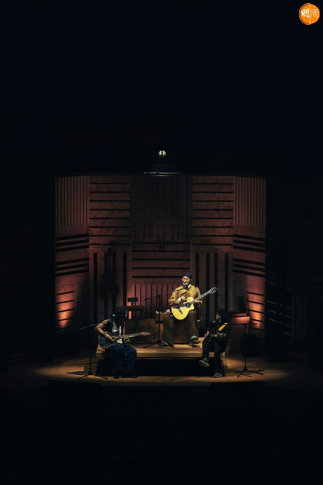 盧冠廷邀請了Joey Tang、蘇德華，以三支結他合奏合唱《長伴千世紀》