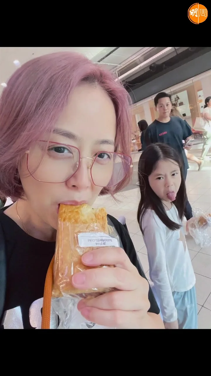 姚樂怡一家三口去荷蘭放暑假。