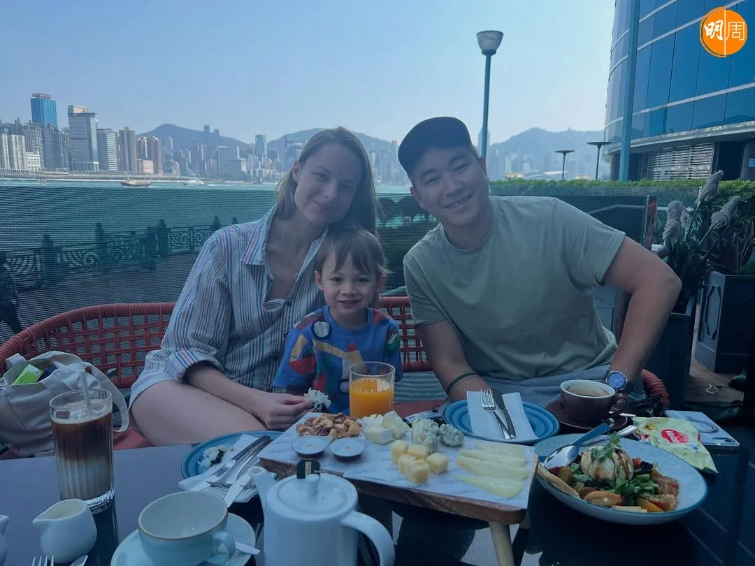 黃長發近日的一家三口照。