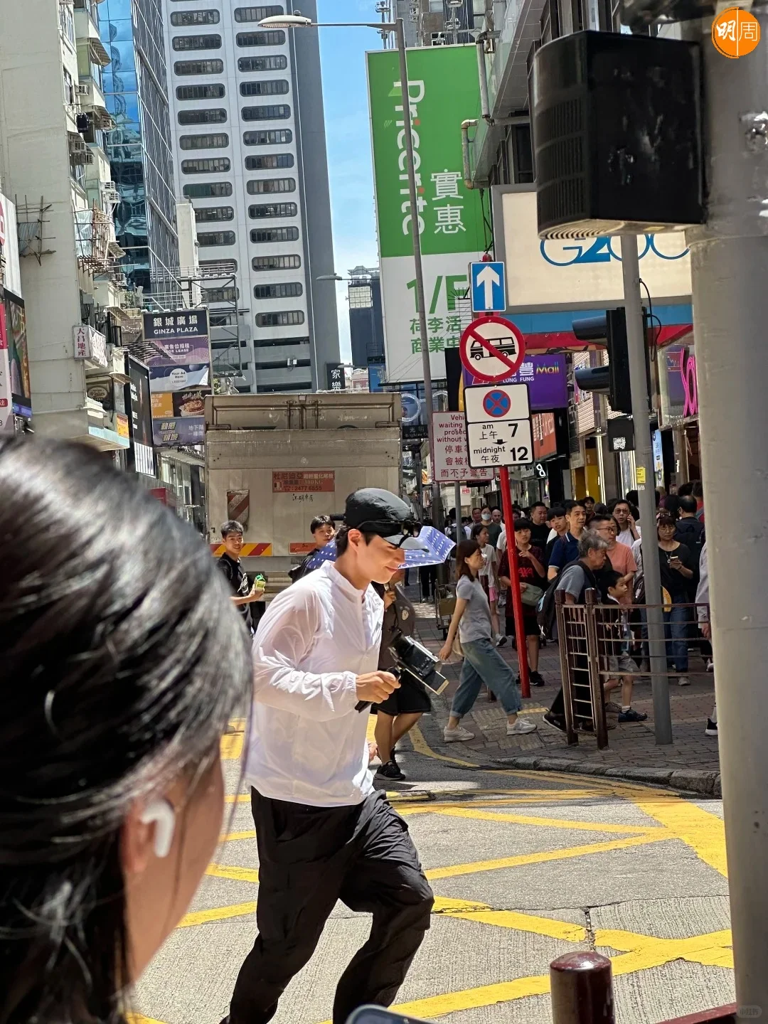 寶劍中年到旺角拍片。