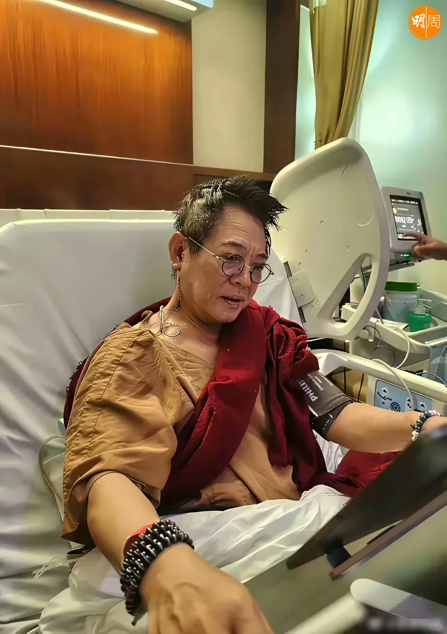 李連杰笑指脖子上添超酷大「紋身」。