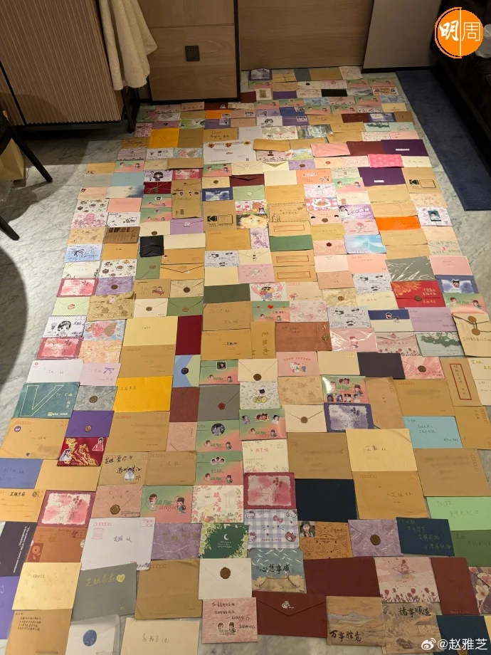 趙雅芝曬出收到粉絲的信。