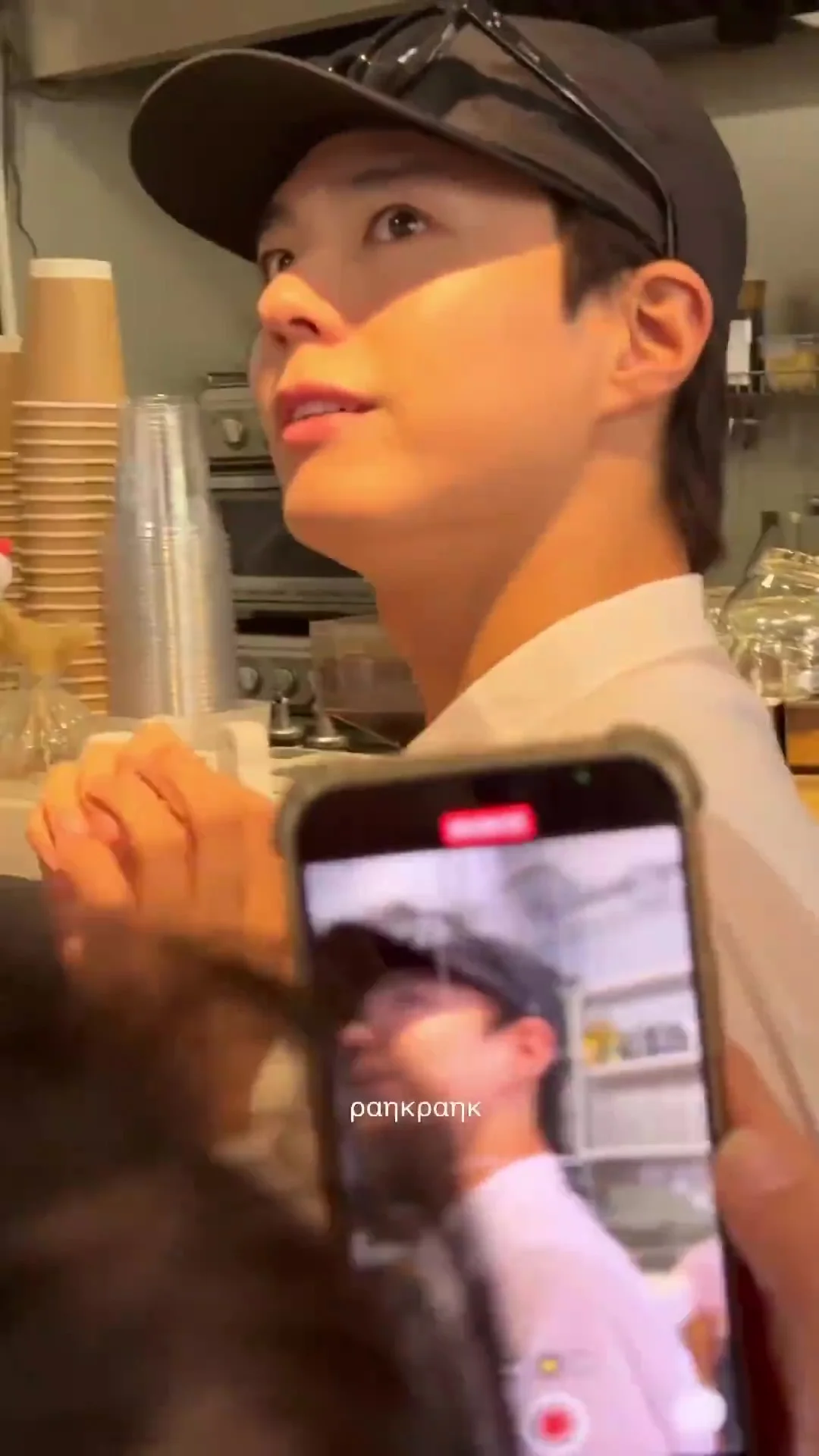 朴寶劍突然現身應援咖啡店嚇到在場粉絲。