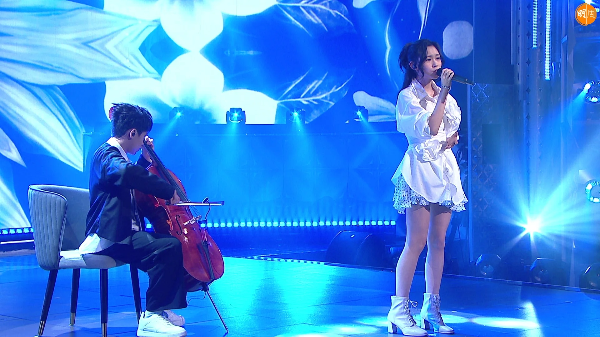 司徒泆Haru演奏大提琴為同組張欣翹Luna助力《長大》。