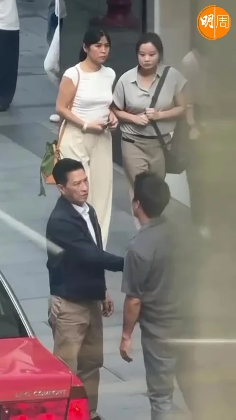 家輝在中環同一男士爭的士。