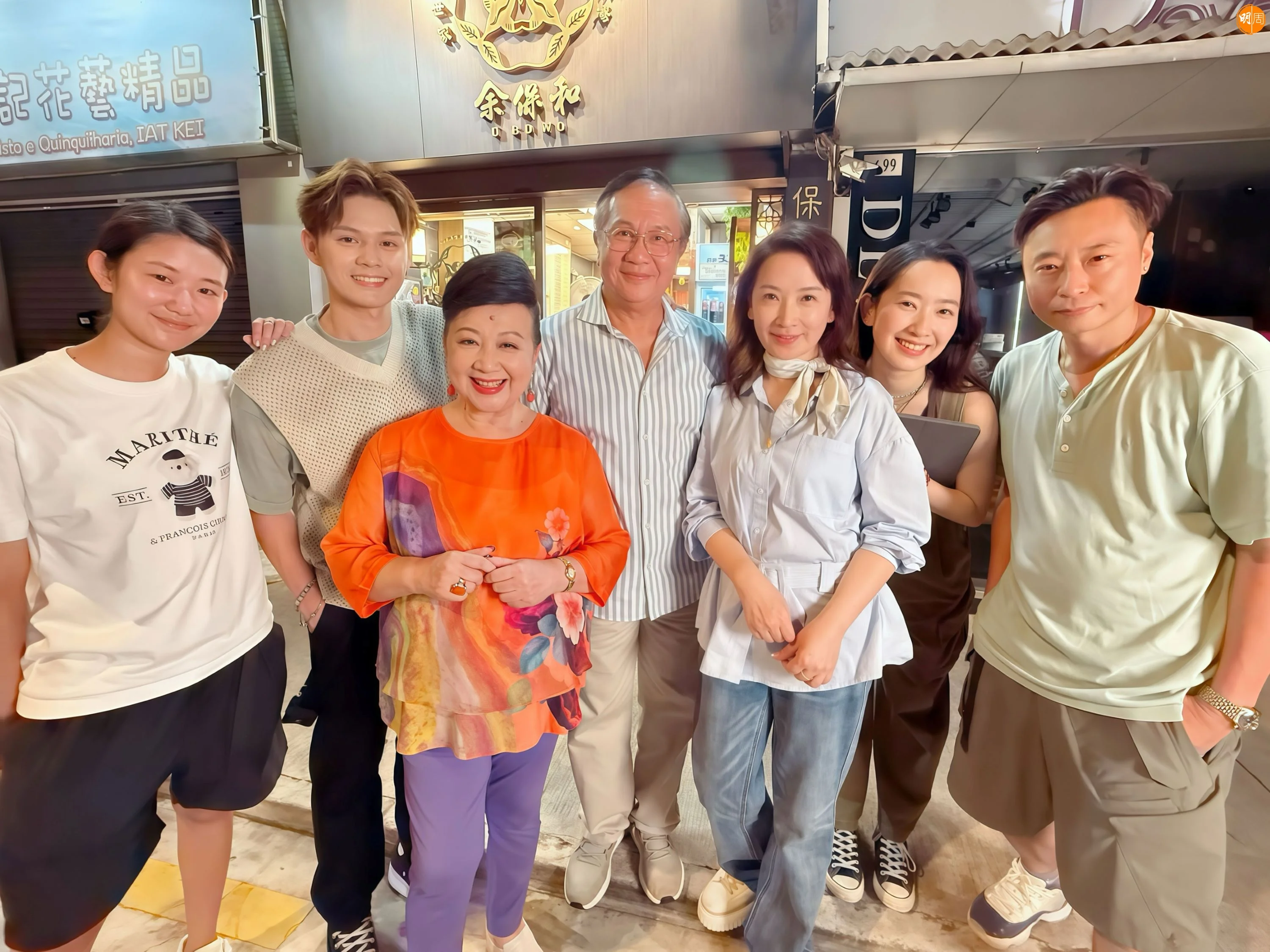 %e7%9c%be%e6%bc%94%e5%93%a1%e8%88%87%e7%9b%a3%e8%a3%bd%e5%85%bc%e5%b0%8e%e6%bc%94%e4%bd%95%e5%98%89%e8%8f%af%ef%bc%88%e5%8f%b3%ef%bc%89%e5%8f%8a%e5%b0%8e%e6%bc%94%e9%bb%83%e8%8a%b7%e8%8b%93%ef%bc%88