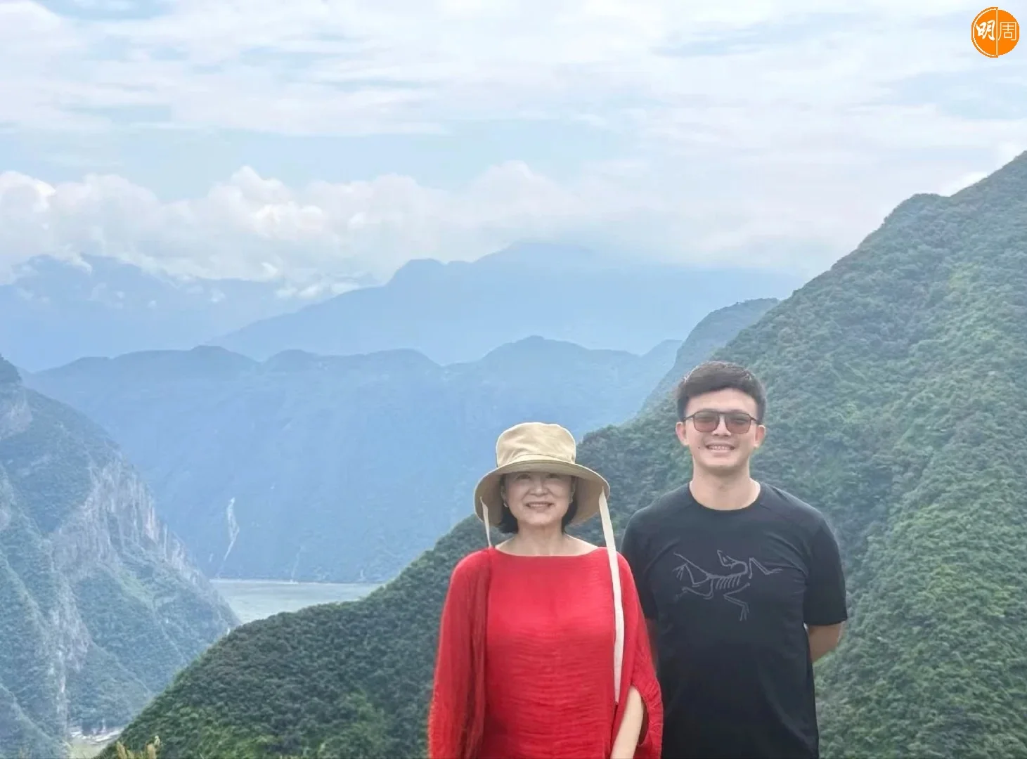 寫生男好幸運。