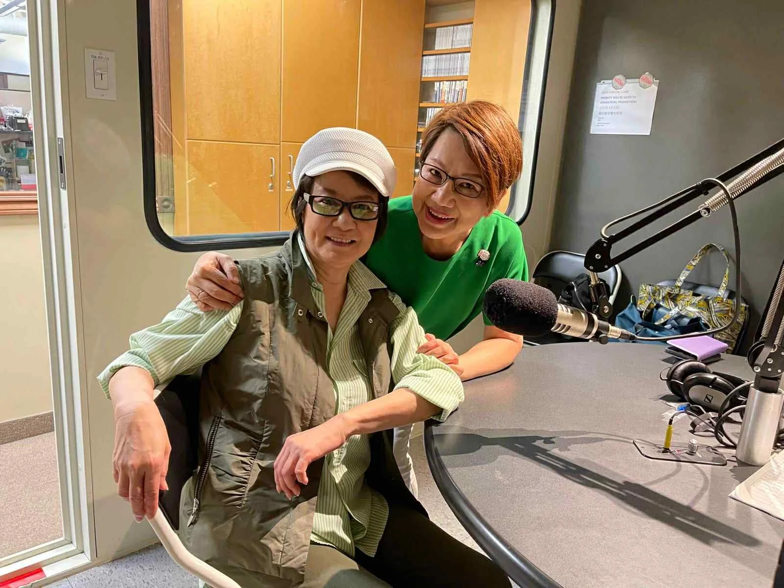 %e9%a6%99%e6%b8%af%e9%9b%bb%e5%8f%b0%e3%80%8a%e8%88%8a%e6%97%a5%e7%9a%84%e8%b6%b3%e8%b7%a1%e3%80%8b%e7%af%80%e7%9b%ae%e4%b8%bb%e6%8c%81%e8%bb%8a%e6%b7%91%e6%a2%85%e8%88%87%e8%8b%97%e5%8f%af%e7%a7%80