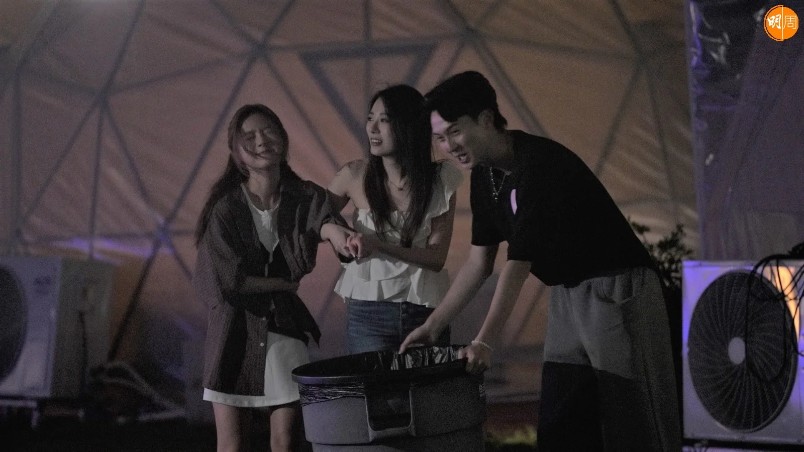 林俊其為照顧醉酒Yuki 捧住超巨垃圾桶四圍走。