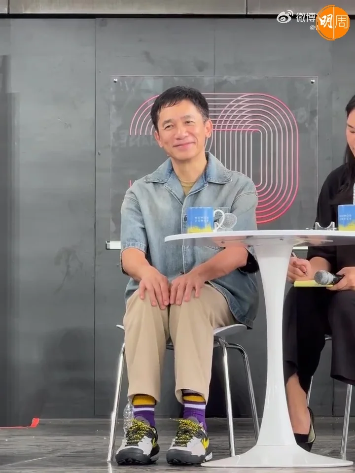 乖乖的偉仔萌爆。