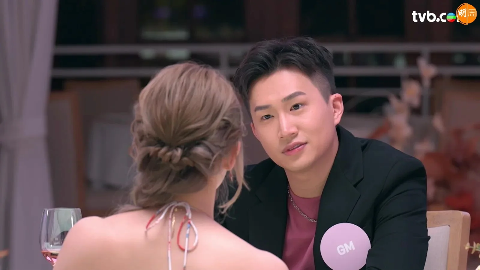 GM同Sophie三角枱約會經典畫面。