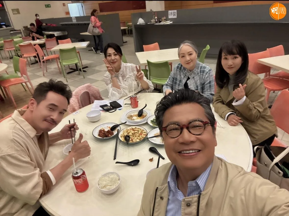 戲外…膠漆相融。