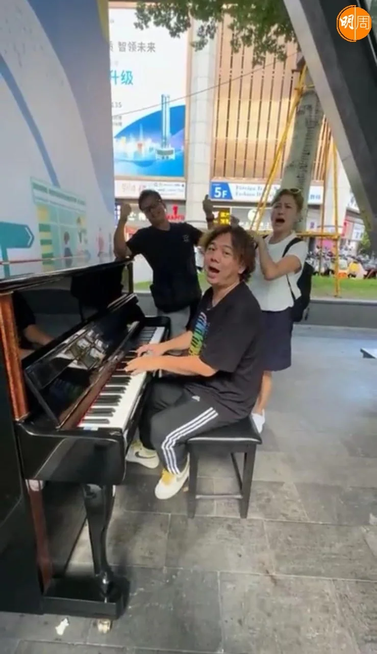 三人即興在深圳街頭彈琴唱歌。