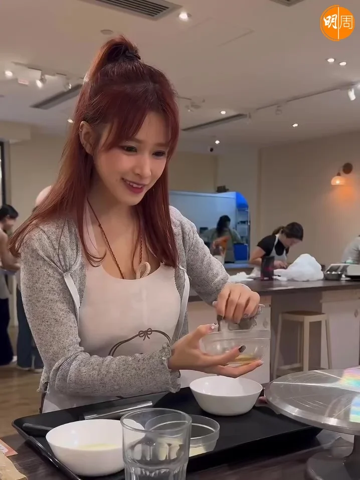 Renee親手為男友整生日蛋糕。