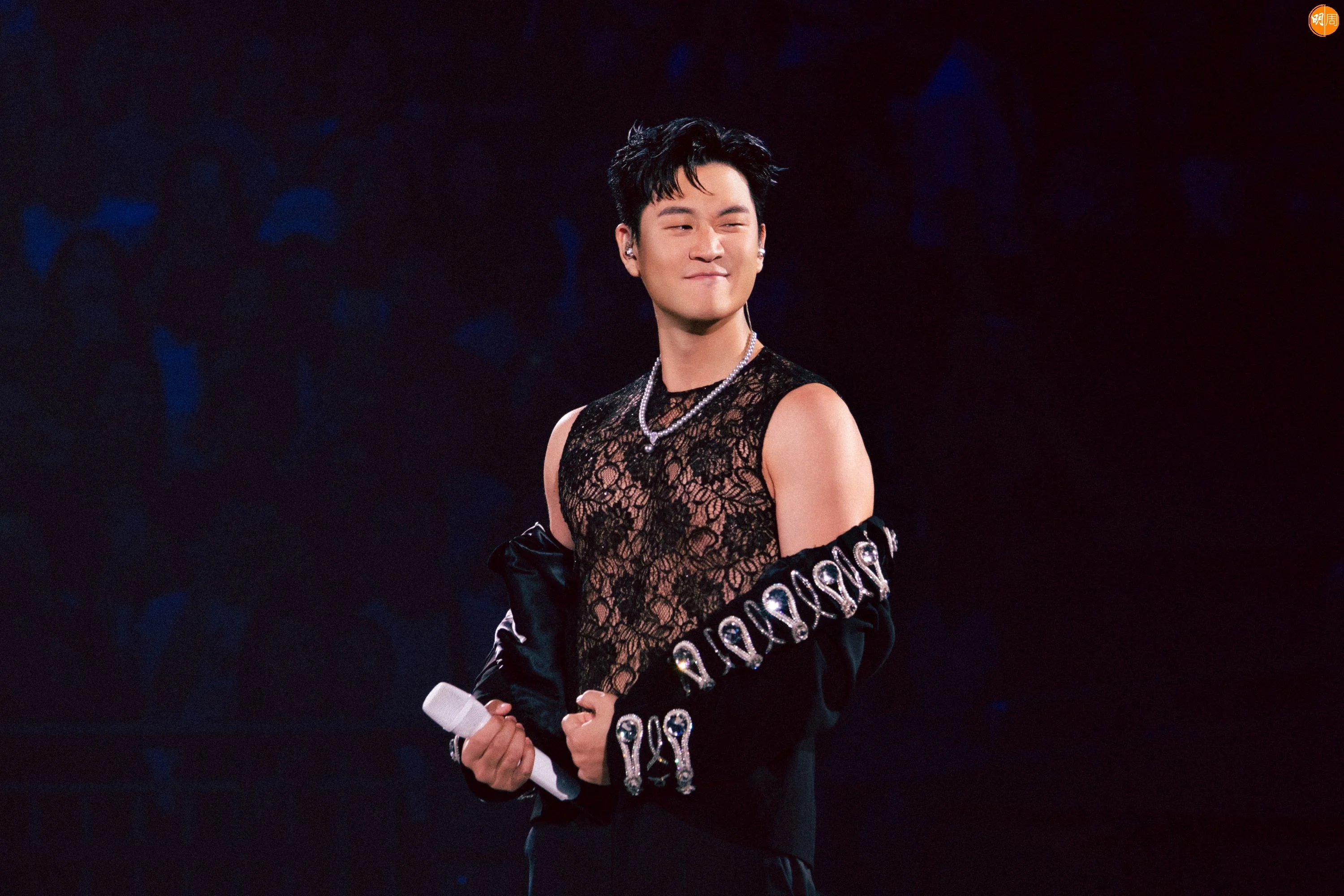 周興哲騷透士背心。