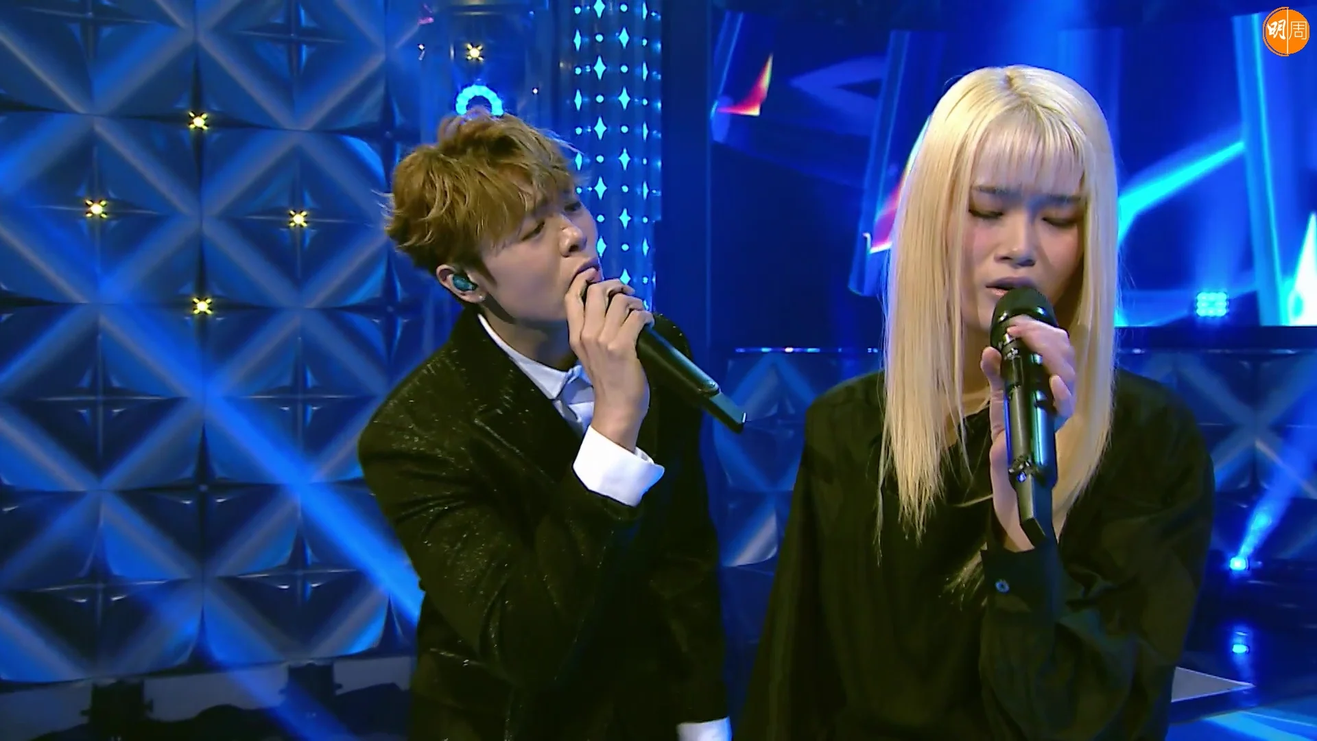 布子殷聯同冼靖峰Archie演繹《時候不早》。