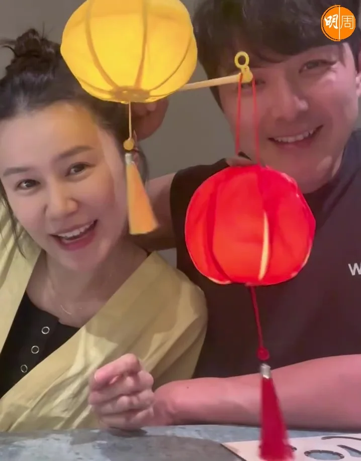 蕭正楠與黃翠如為囝囝DIY燈籠。