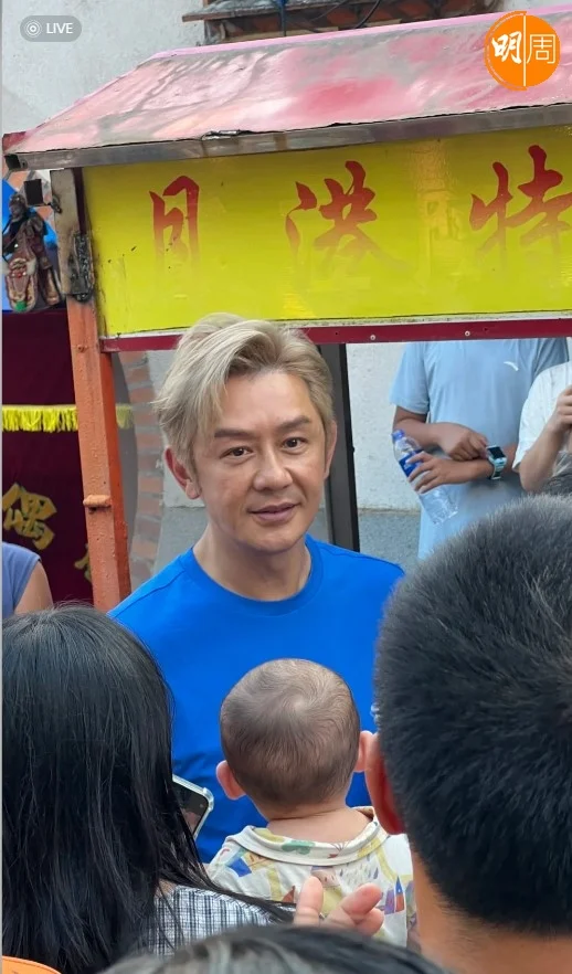 陳浩民給網民拍下這模樣。