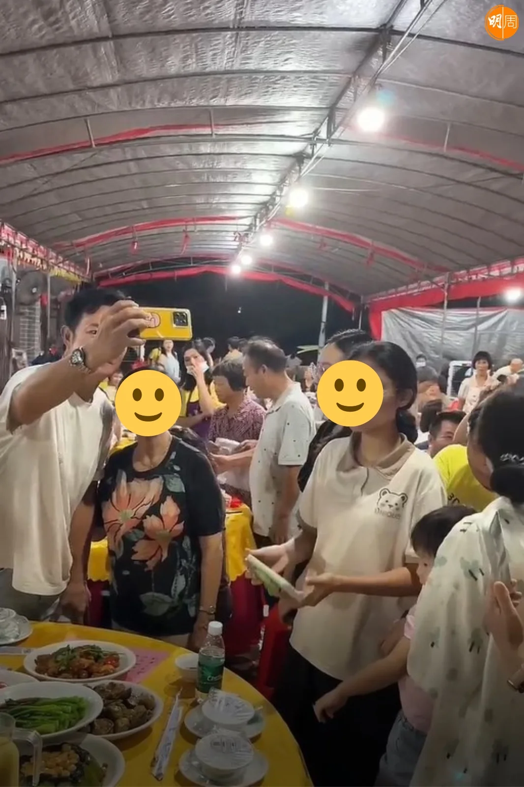 排長龍等影相。